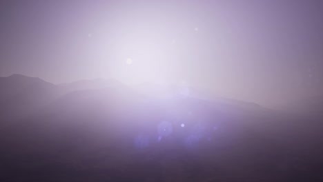 Luftaufnahme-Einer-Grünen-Hügellandschaft-Im-Nebel